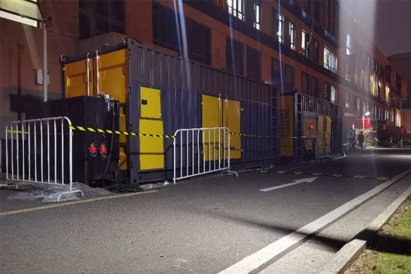 马尔康柴油发电机组的输出电压是如何调节的？